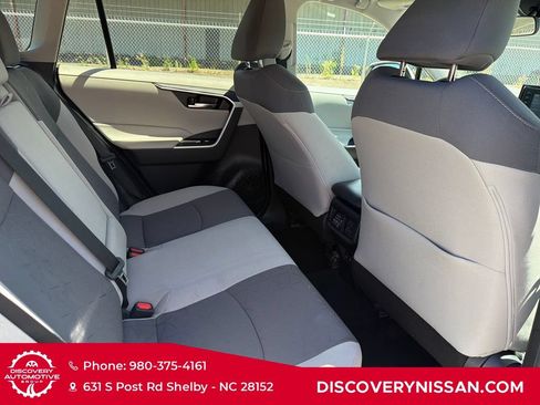 Used 2020 Toyota RAV4 XLE w/ Convenience Package FWD image 39