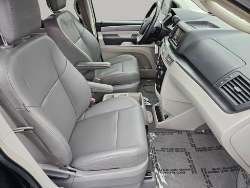 Used 2012 Volkswagen Routan SE image 24