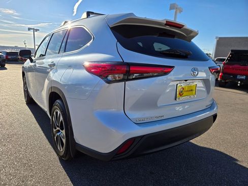 Used 2022 Toyota Highlander XLE image 4