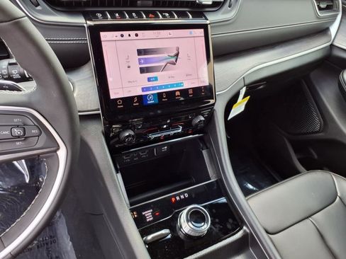 New 2025 Jeep Grand Cherokee Limited w/ Black Appearance Package image 18