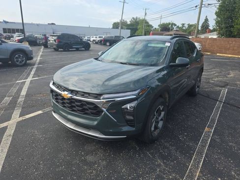 Used 2025 Chevrolet Trax LT w/ LT Convenience Package FWD image 9