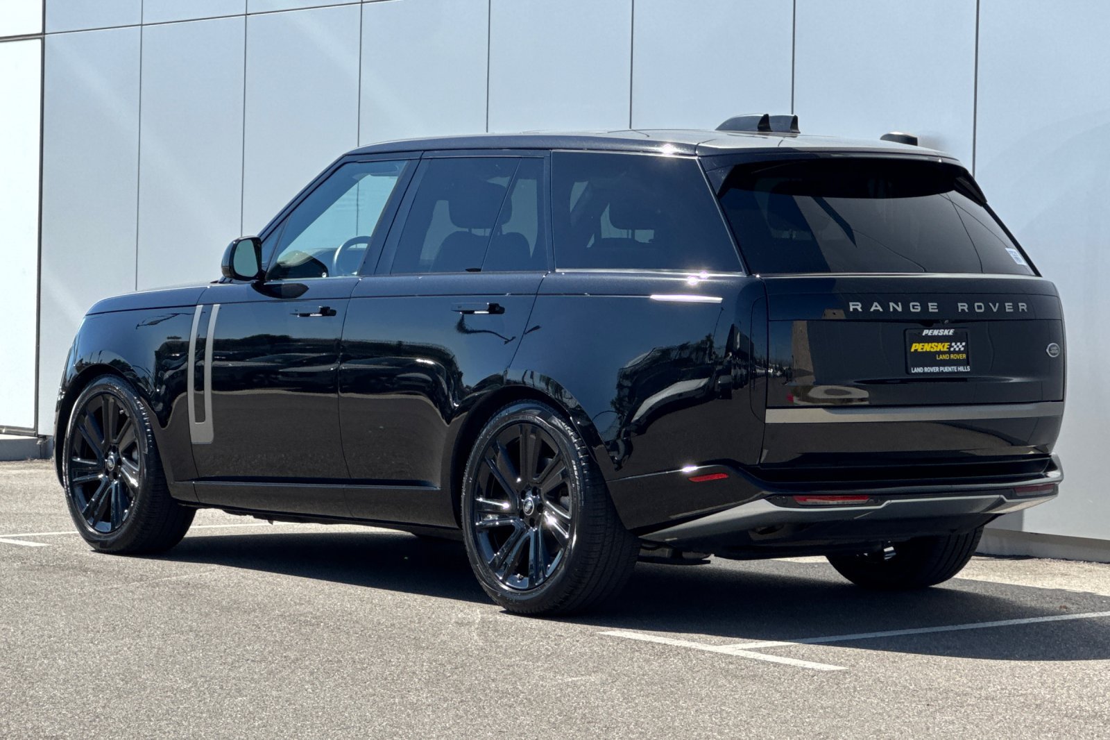 Used 2023 Land Rover Range Rover SE AWD/4WD image 3
