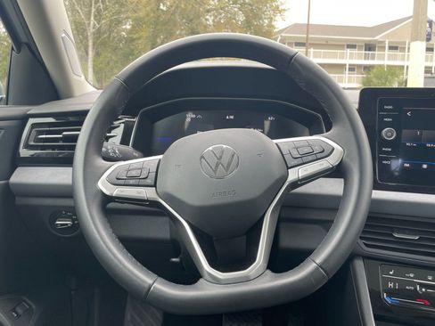 Used 2025 Volkswagen Jetta SE image 28