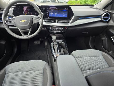 Used 2025 Chevrolet Trax LT FWD image 18