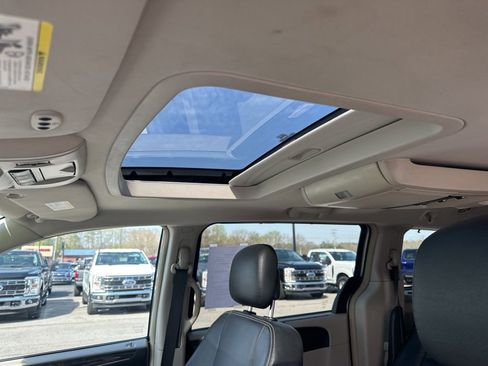 Used 2016 Chrysler Town & Country Touring-L image 22