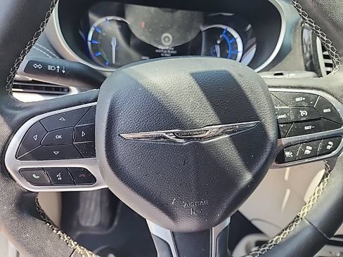 Used 2022 Chrysler Pacifica Touring-L FWD image 20