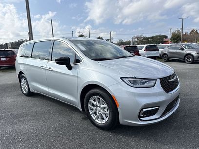 New 2026 Chrysler Pacifica Select