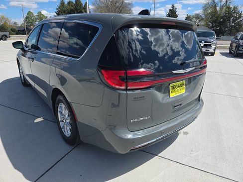 Used 2023 Chrysler Pacifica Touring-L FWD image 7