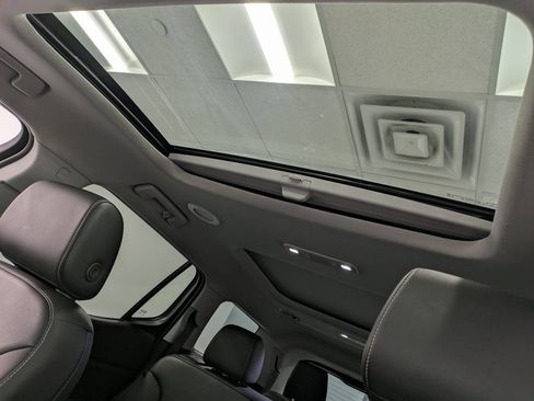 Used 2023 GMC Acadia SLT w/ Elevation Edition image 22