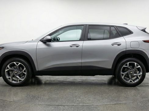Used 2025 Chevrolet Trax LT w/ LT Convenience Package image 5