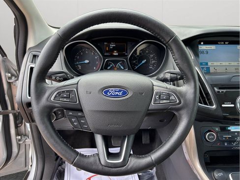 Used 2018 Ford Focus Titanium w/ Titanium Technology Package FWD image 26