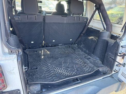 Used 2015 Jeep Wrangler Unlimited Rubicon w/ Connectivity Group image 13