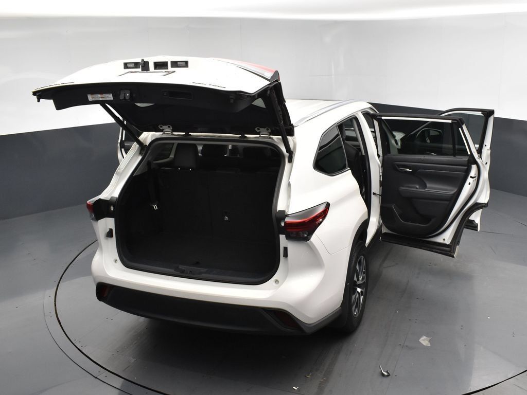 Used 2021 Toyota Highlander XLE AWD/4WD image 23