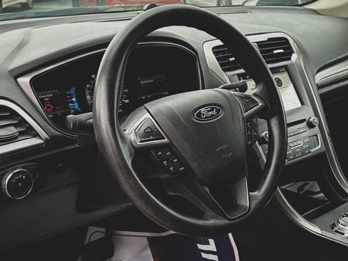 Used 2018 Ford Fusion SE w/ Fusion SE Technology Package FWD image 2