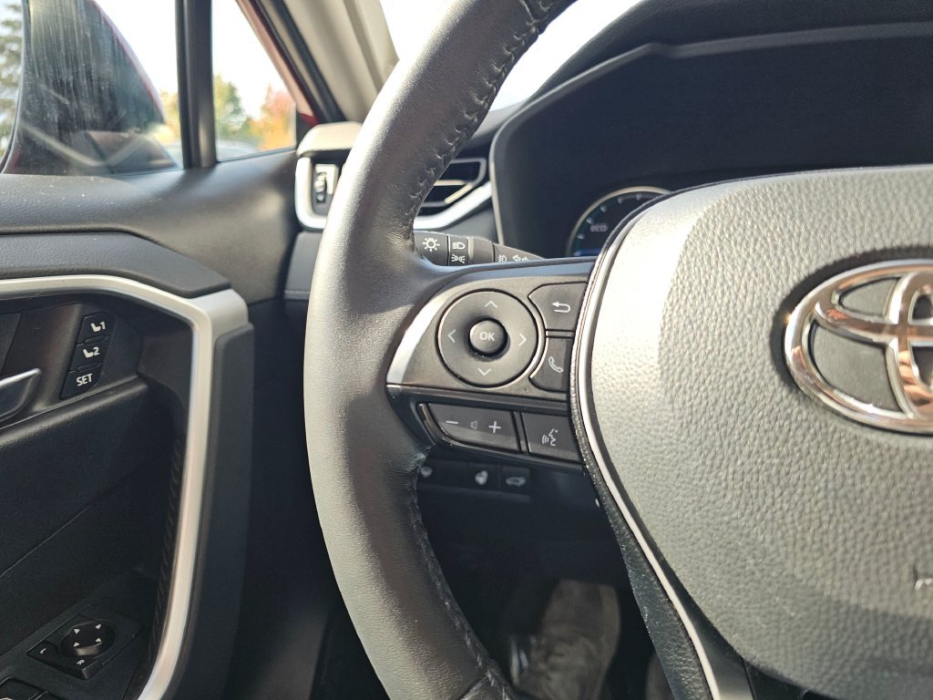 Used 2021 Toyota RAV4 XLE Premium AWD/4WD image 32
