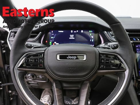 Used 2023 Jeep Grand Cherokee Overland w/ Luxury Tech Group IV AWD/4WD image 10