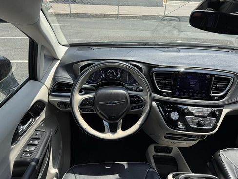 Used 2017 Chrysler Pacifica Limited FWD image 17