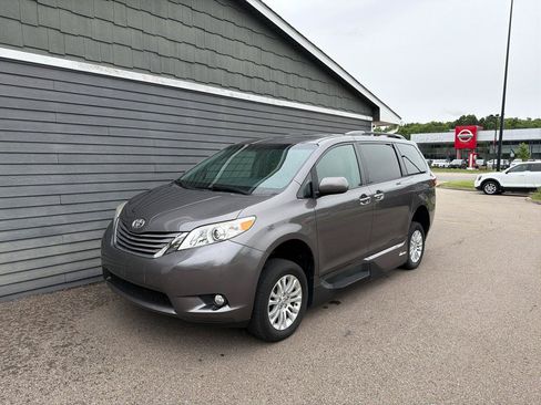 Used 2017 Toyota Sienna XLE FWD image 7