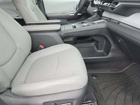 Certified 2025 Toyota Sienna XLE w/ XLE Plus Package FWD image 15