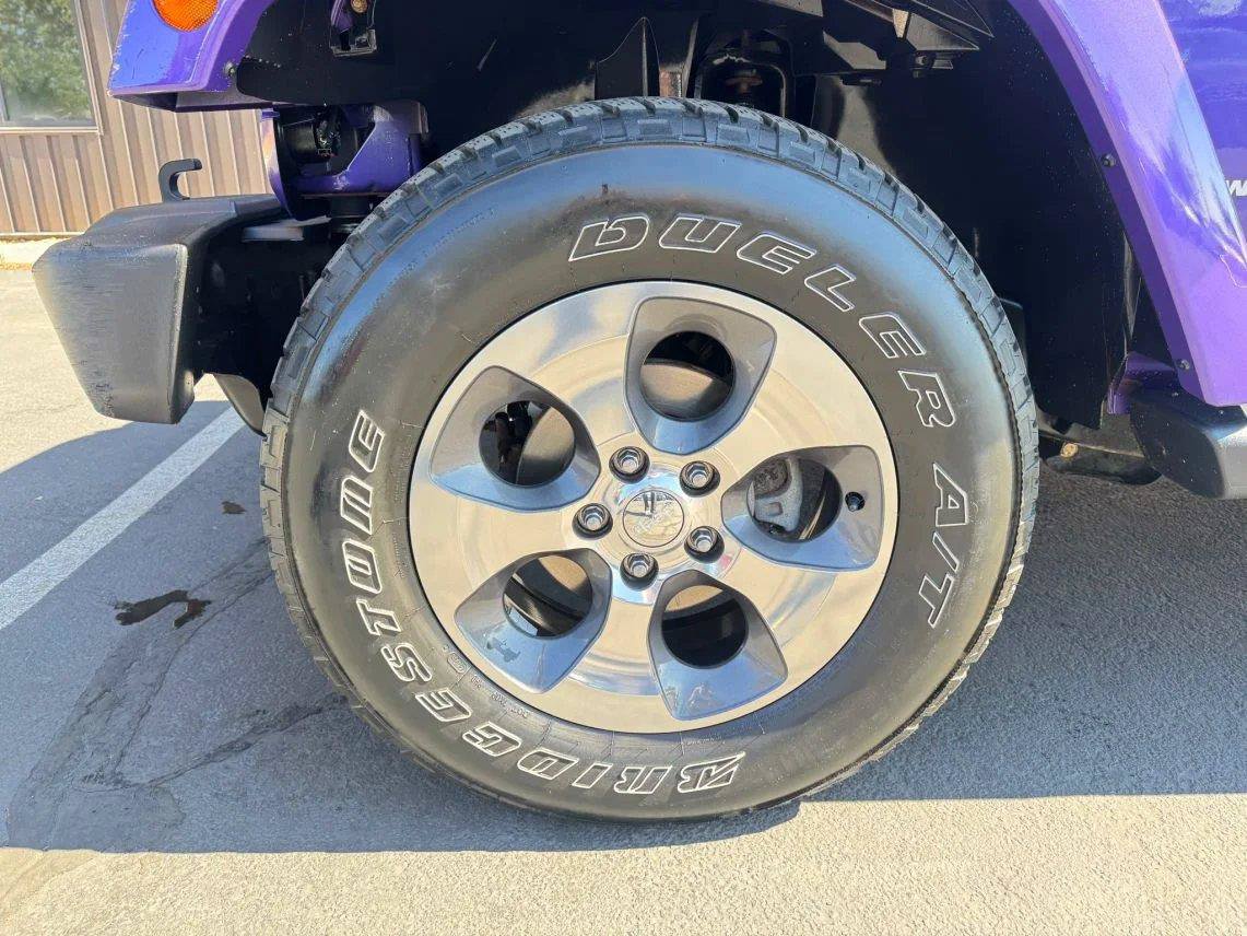 Used 2018 Jeep Wrangler Unlimited Sahara w/ Dual Top Group AWD/4WD image 9