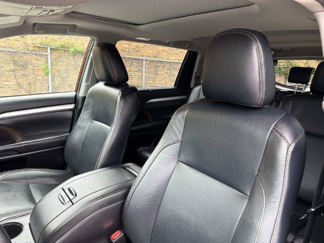 Used 2019 Toyota Highlander XLE AWD/4WD image 22