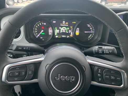 Used 2025 Jeep Wrangler Unlimited Sahara image 3