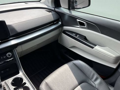 Used 2024 Kia Carnival LX FWD image 15