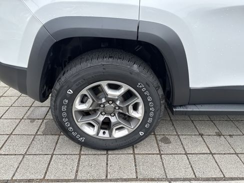 Used 2019 Jeep Cherokee Trailhawk AWD/4WD image 9