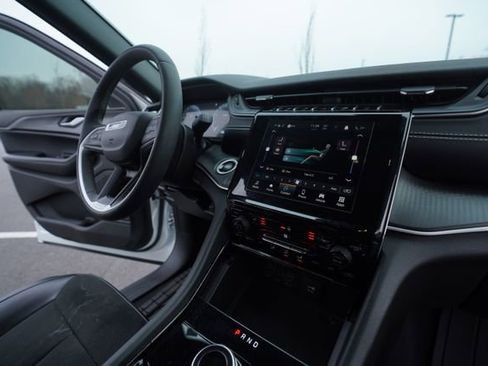 Used 2023 Jeep Grand Cherokee Altitude image 33