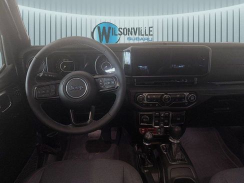 Used 2025 Jeep Wrangler Unlimited Rubicon image 12