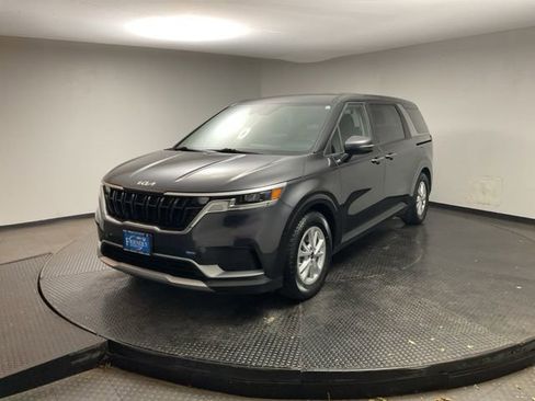 Used 2023 Kia Carnival LX image 3