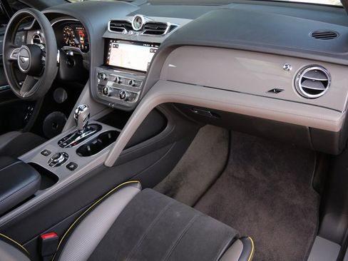 Used 2022 Bentley Bentayga image 23