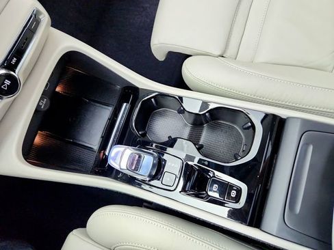 Certified 2023 Volvo XC40 B5 Ultimate w/ Climate Package image 22