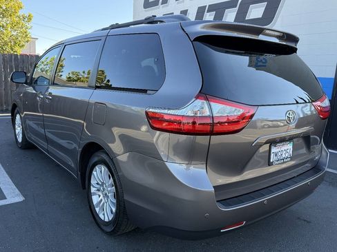 Used 2015 Toyota Sienna XLE Premium FWD image 3
