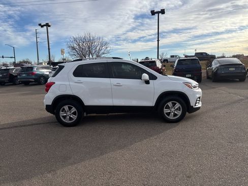 Used 2022 Chevrolet Trax LT w/ LT Convenience Package image 6