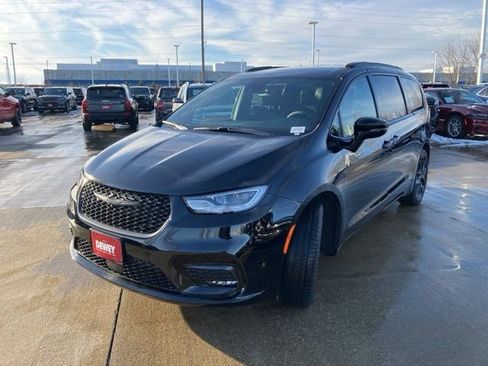 New 2026 Chrysler Pacifica Select w/ S Appearance Package FWD image 3