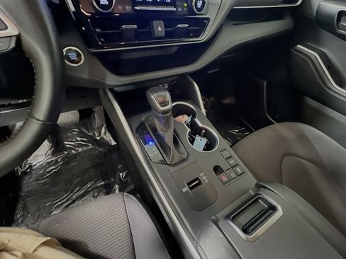 Used 2025 Toyota Highlander LE FWD image 25