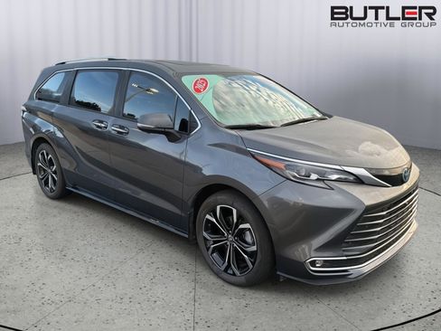 Certified 2025 Toyota Sienna Platinum FWD image 8
