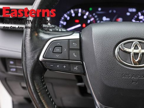 Used 2021 Toyota Highlander XLE AWD/4WD image 15