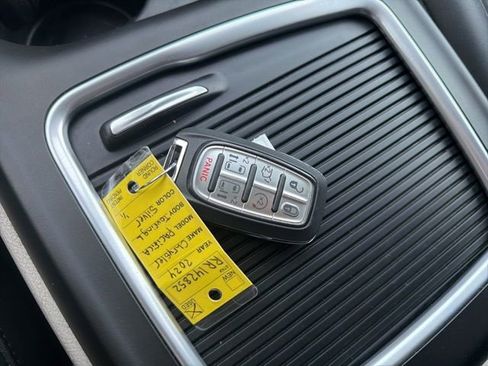 Used 2024 Chrysler Pacifica Touring-L image 32