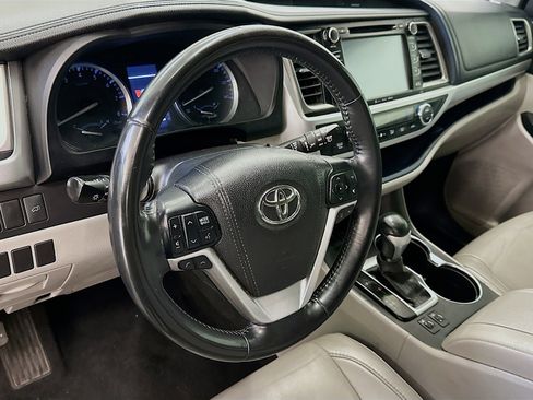 Used 2017 Toyota Highlander XLE w/ Protection Package #3 AWD/4WD image 18