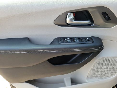 New 2022 Chrysler Pacifica Touring-L w/ Uconnect Theater Family Group image 19