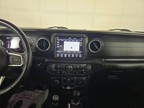 Used 2018 Jeep Wrangler Unlimited Sahara AWD/4WD image 10