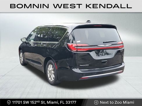 Used 2025 Chrysler Pacifica Select image 5