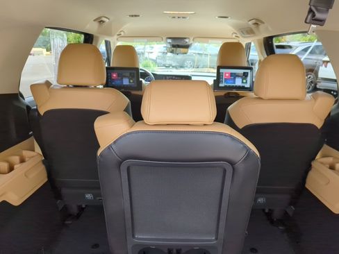 Used 2022 Kia Carnival LX FWD image 23