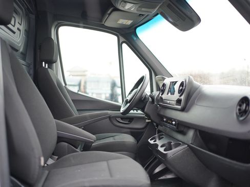 Used 2022 Mercedes-Benz Sprinter 2500 image 2