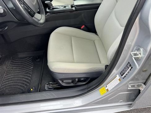 Used 2024 Toyota Prius XLE FWD image 7