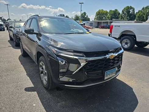 Used 2025 Chevrolet Trax LT FWD image 1