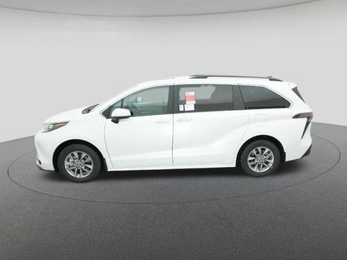 New 2026 Toyota Sienna XLE image 3