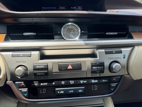 Used 2016 Lexus ES 300h image 25